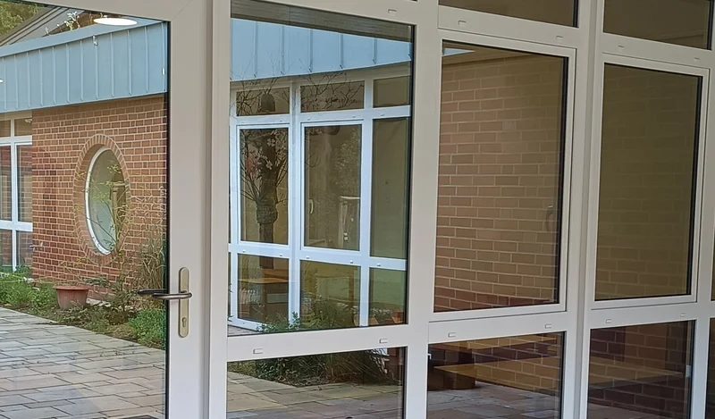 Gepflegter Eingangsbereich eines Mehrfamilienhauses